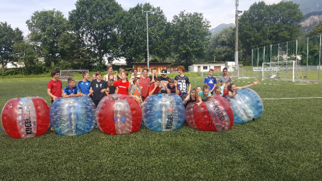 Kinder Bubble Soccer von Ländle Event. Schulklasse