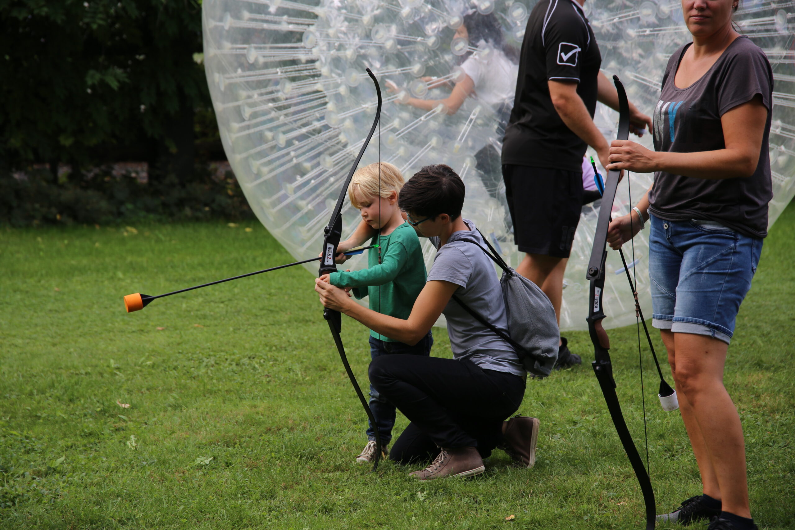 Ländle Event, Kinder Arrowz. Gepolsterte Pfeile und Bogen. Mama hilft Jungen.