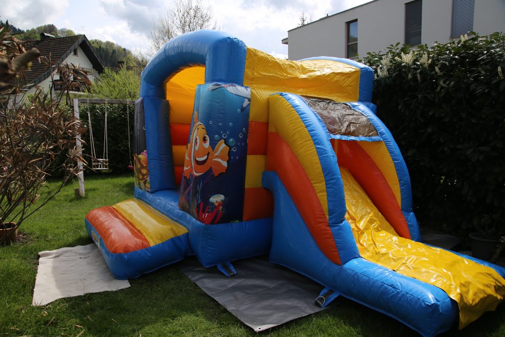 kleine Hüpfburg im Nemo Stil