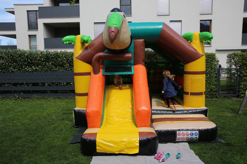 Hüpfburg im Dschungel Motto mit Pelikan