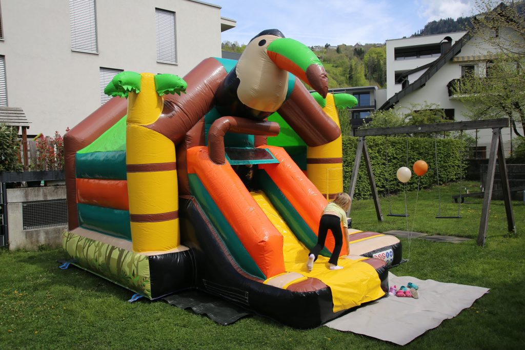 Hüpfburg im Dschungel Motto mit Pelikan