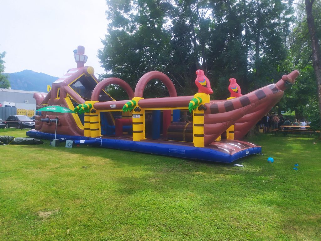 Hüpfburg als Piratenschiff mit Hindernissparcour