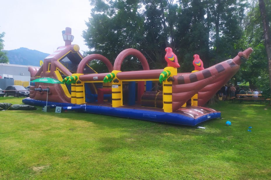 Hüpfburg als Piratenschiff mit Hindernissparcour