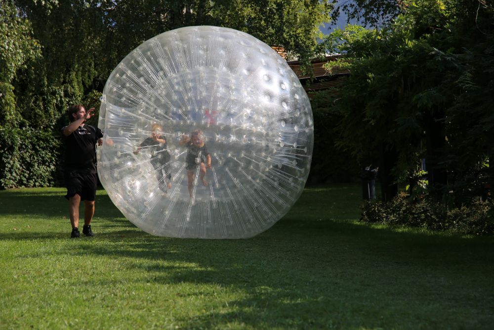 Riesige XXL Riesen Zorb Kugel, durchsichtig in der zwei Kinder laufen