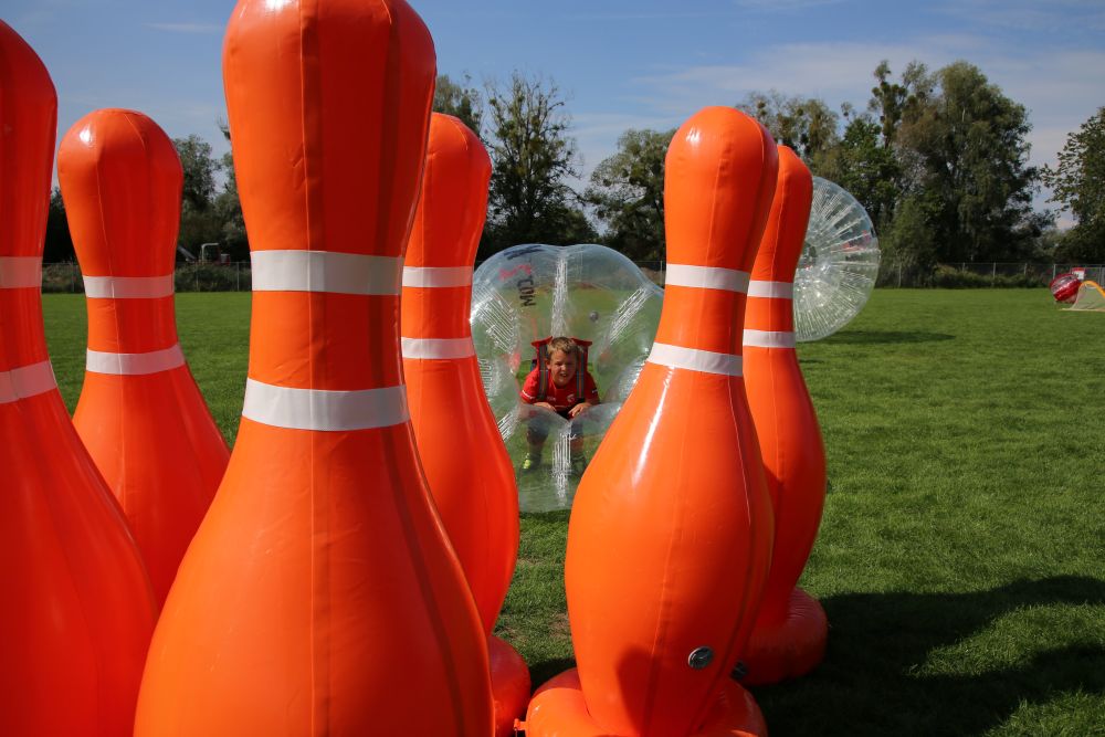 Riesige XXL Riesen Zorb Kugel, durchsichtig -mit großen orangen Pins zum umstoßen