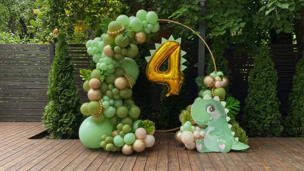 Ländle-Balloon zeigt einen Geburtstag Bogen mit Luftbaloons im Dino Motto