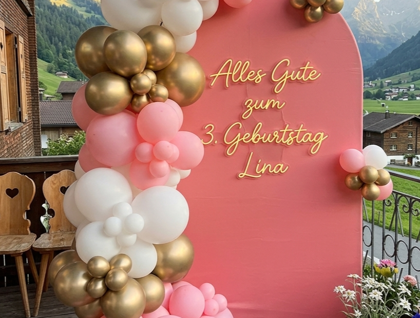 Ländle-Balloon zeigt einen Bogen mit Luftbaloons für den Geburtstag eines Mädchens in rosa-gold-weiß