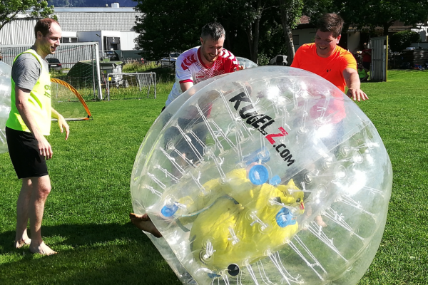 Bubble Soccer Polterabend, der Bräutigam ist in einem Kostüm