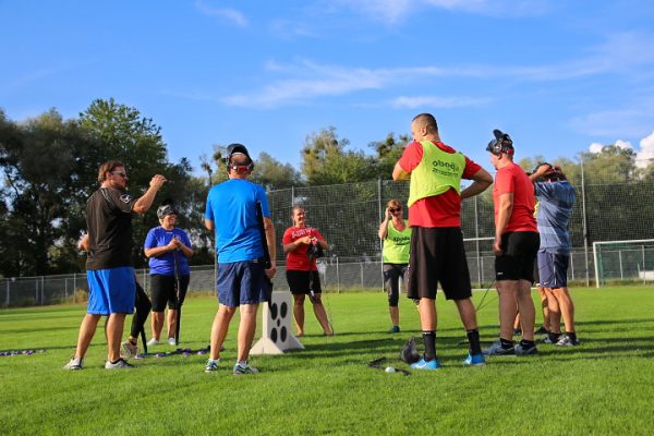 Arrow Tag Polterabend Männer stehen im Kreis und beraten die Strategie