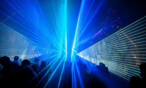 Lasershow von Ländle Event. Blaues Licht in Streifen.