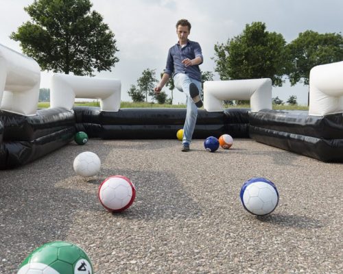 Fußball Billiard Feld am Boden mit Bällen und Umrandung ein Mann spielt