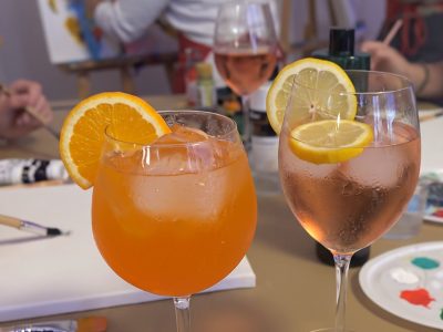 Paint and Drink Event von Ländle Event. Abbildung von zwei Cocktails.