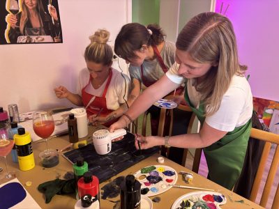 Paint and Drink Event von Ländle Event. Mädels beim kreativen Malen.